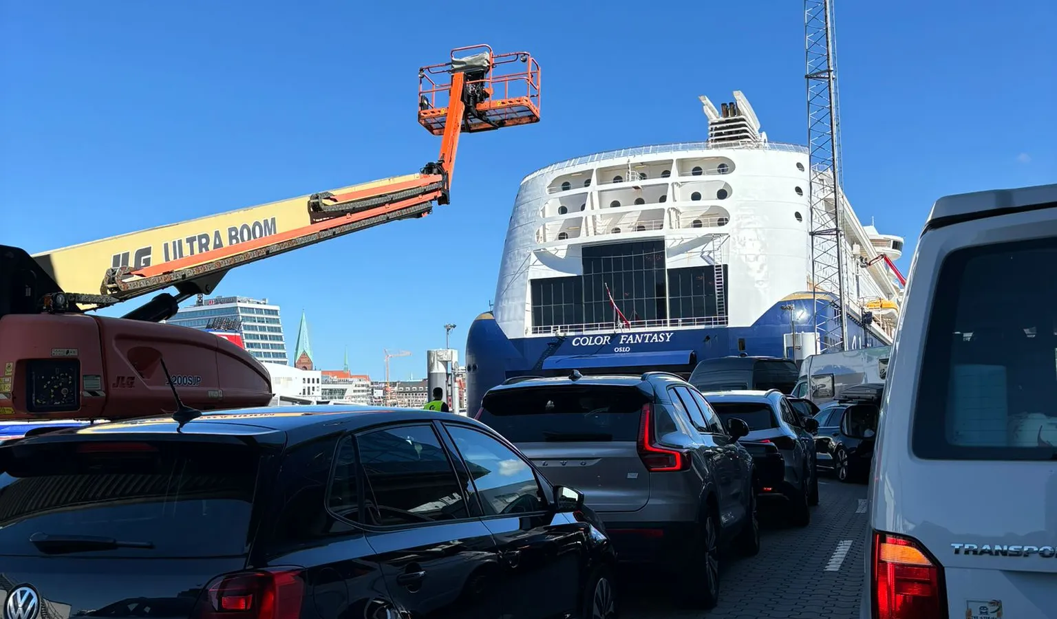 Voertuigen in de rij voor het autodek op de Norwegenkai in Kiel