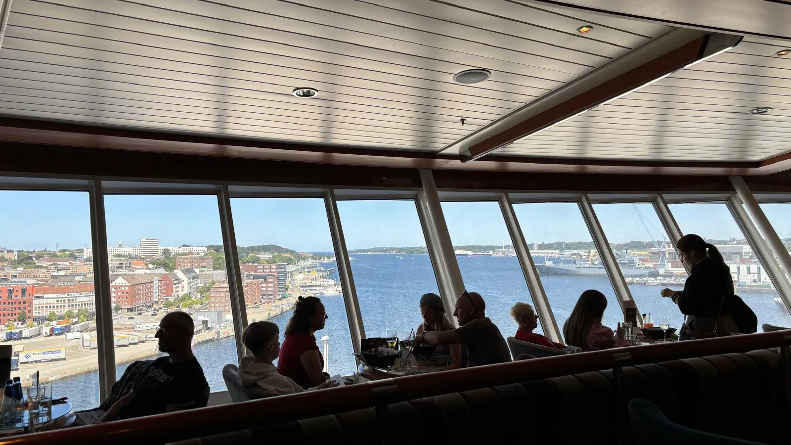 Uitzicht op de haven van Kiel vanuit de panoramabar aan boord, kort voor vertrek