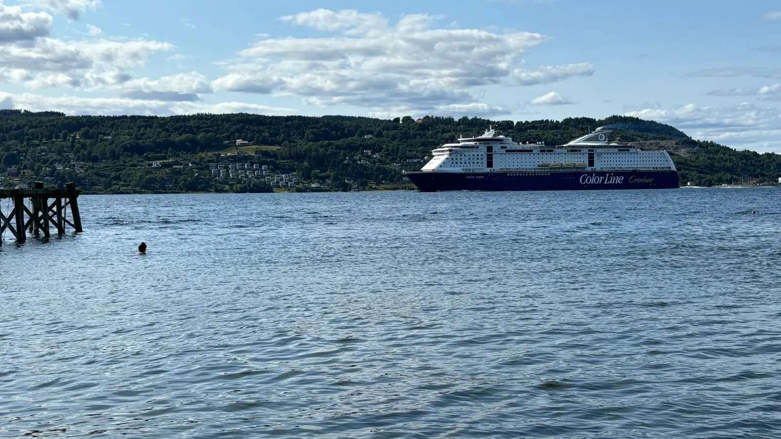 Een schip van Color Line op de Oslofjord, met de hutdekken boven de waterlijn